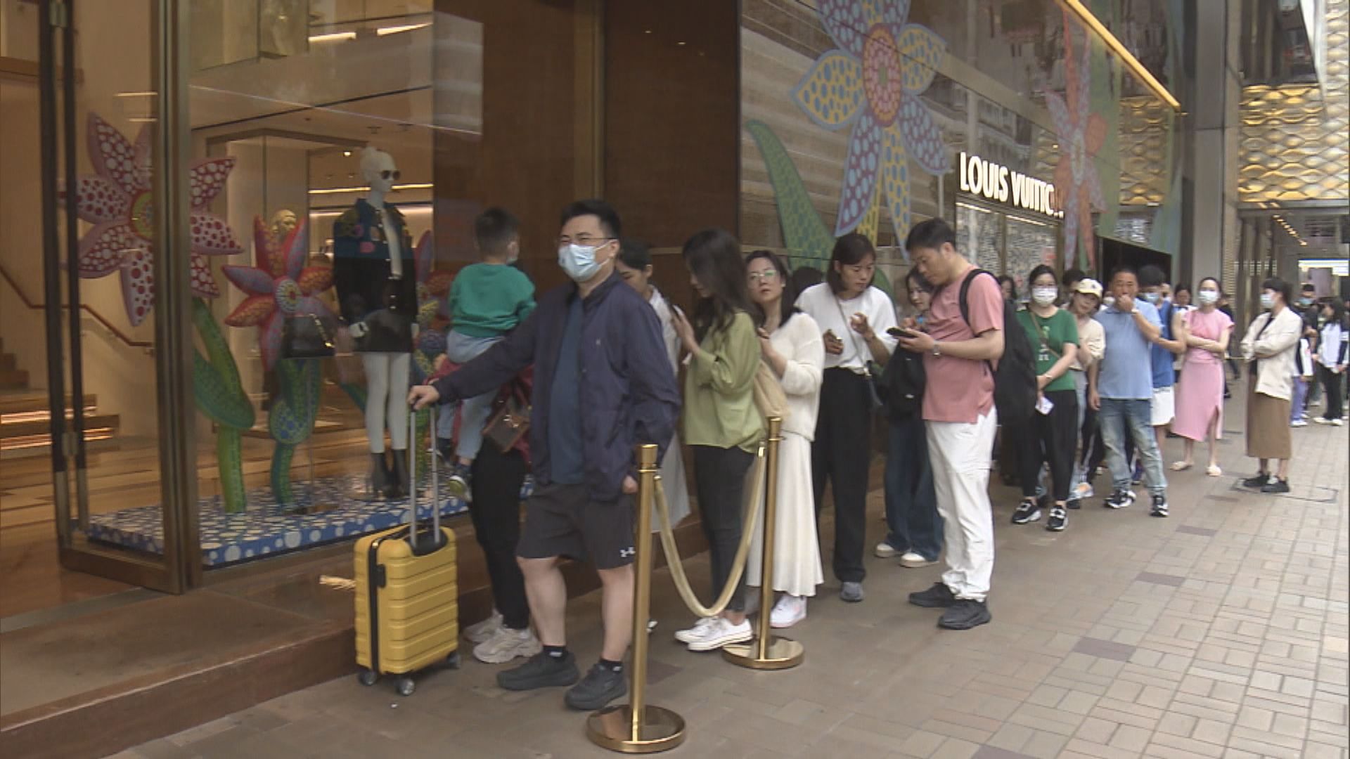 假期大批旅客訪港　有旅客指房價太貴只留港一日