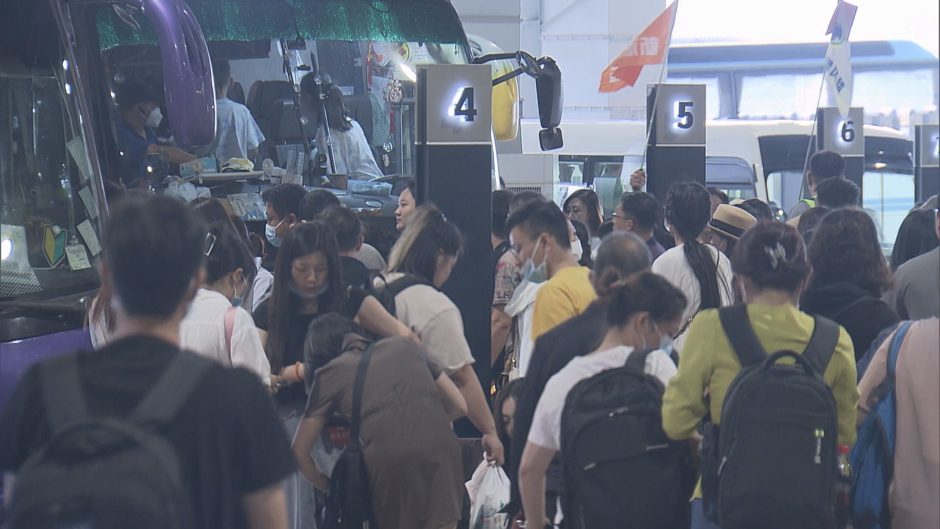 大批旅客早上在香園圍入境