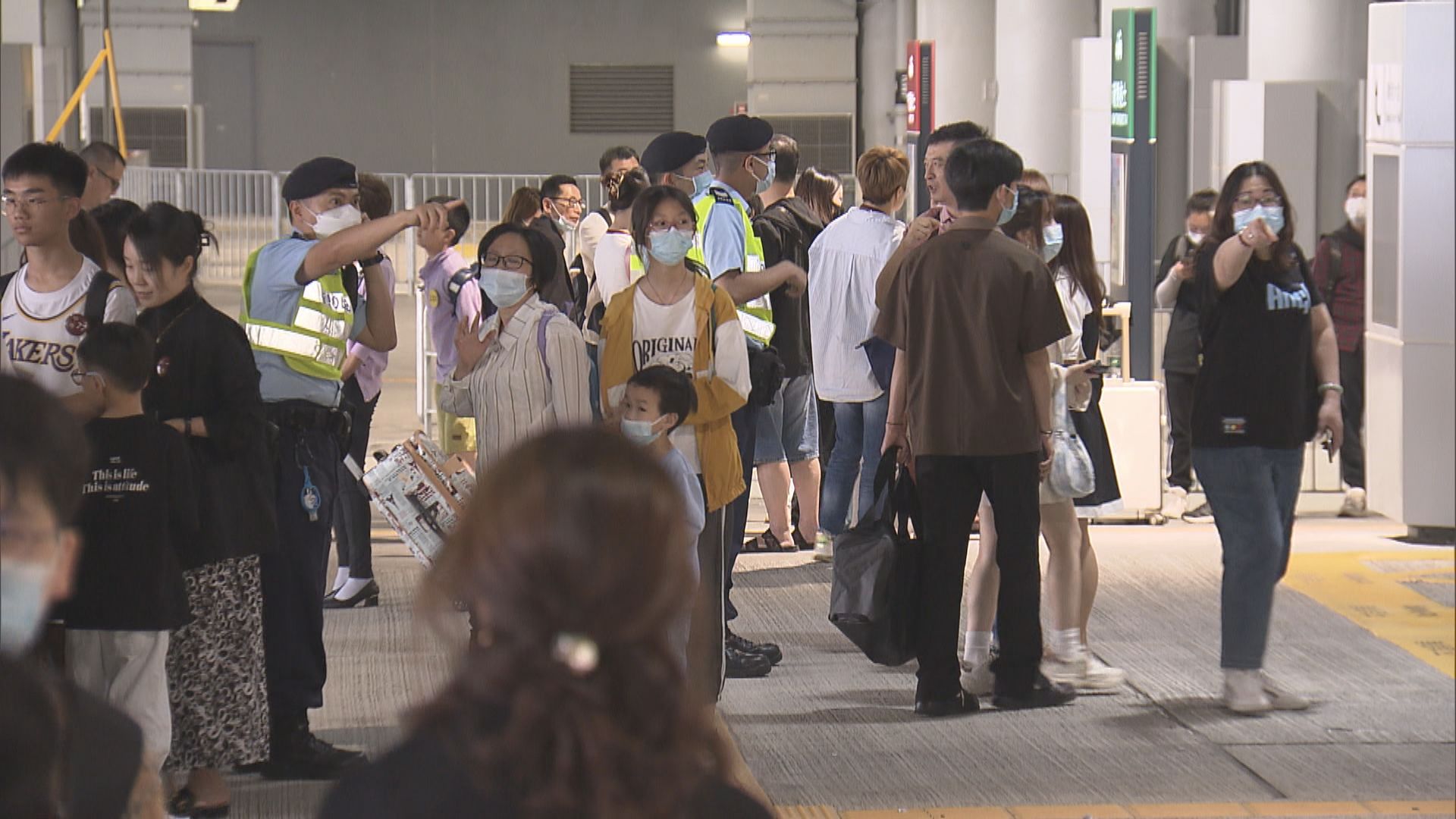 大批旅客早上在香園圍入境