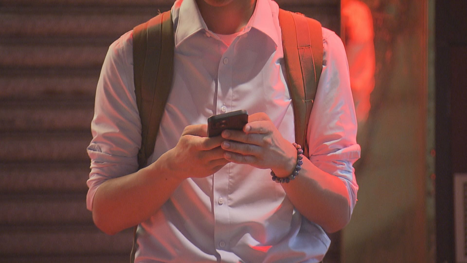 投射紅光提醒行人勿衝燈 運輸署指成效正面將擴展至更多路口