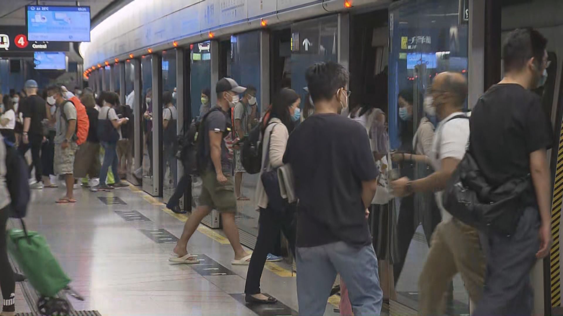 港鐵及巴士公司改掛三號信號後加密班次