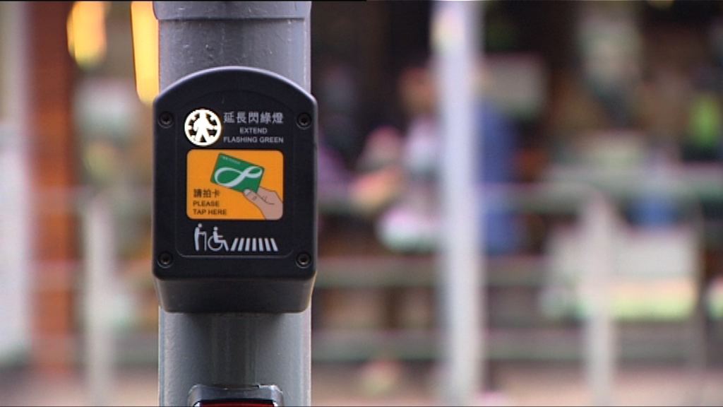 過路燈設智能裝置延長綠燈方便長者