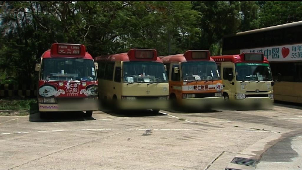 警方打擊超載拘四名小巴司機