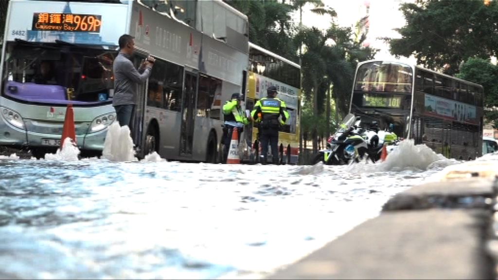 灣仔軒尼詩道東行爆水管交通受阻