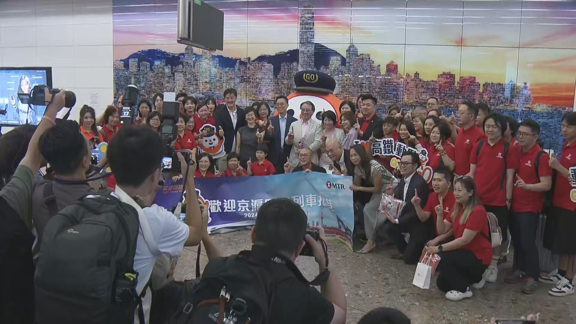 首班京滬港動臥列車抵西九龍站 楊潤雄到場迎接