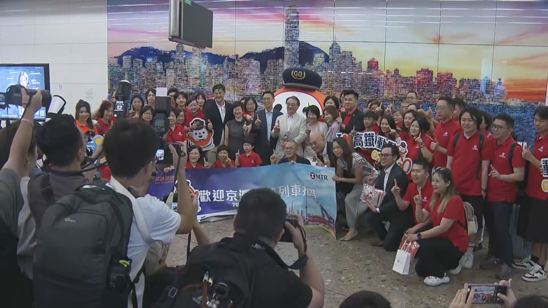 首班滬港動臥列車抵西九龍站 楊潤雄到場迎接