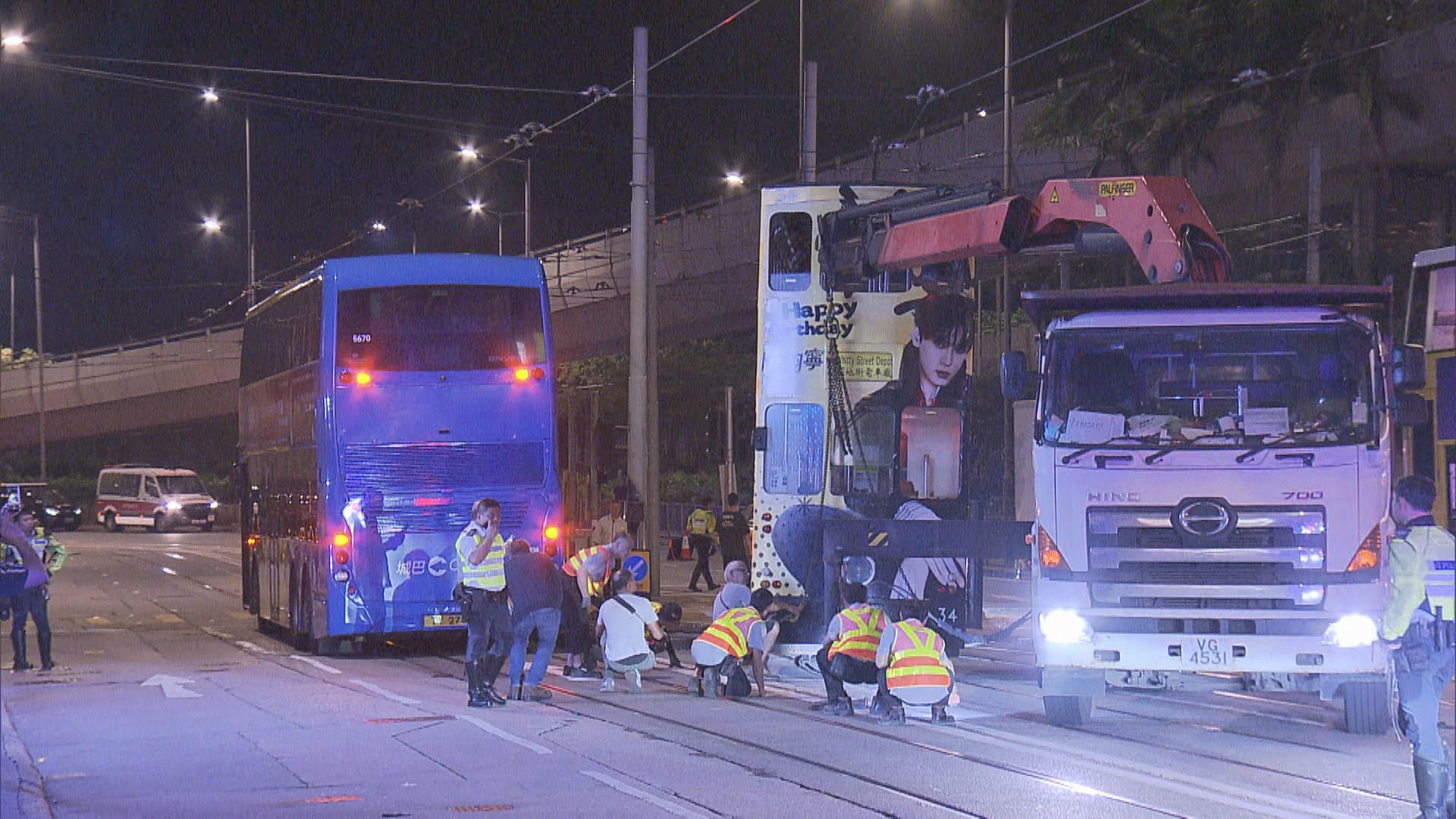 電車出軌撞交通燈插城巴　巴士乘客手指受傷