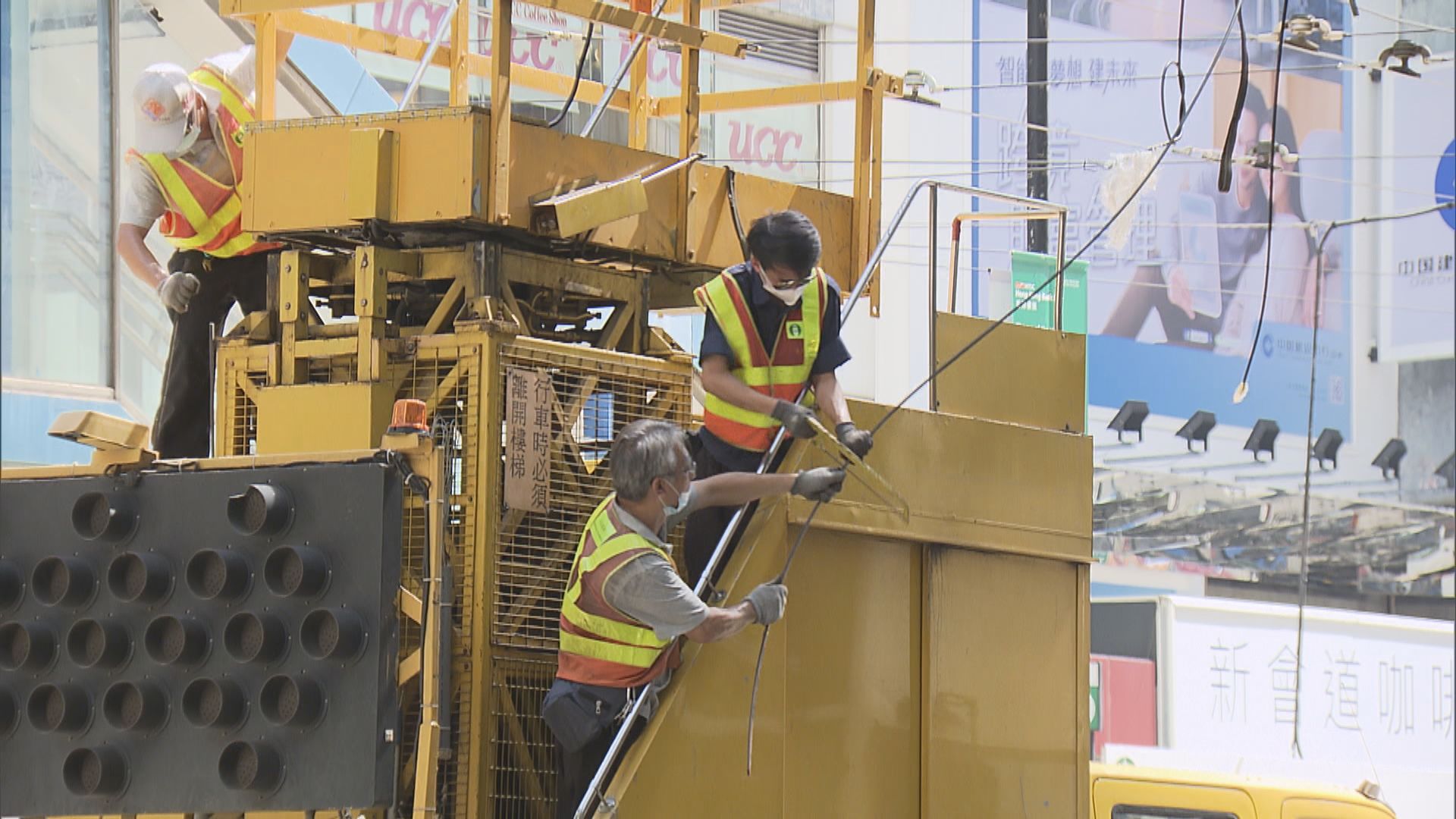 吊臂車疑勾斷架空電纜　銅鑼灣及灣仔電車停駛逾一小時