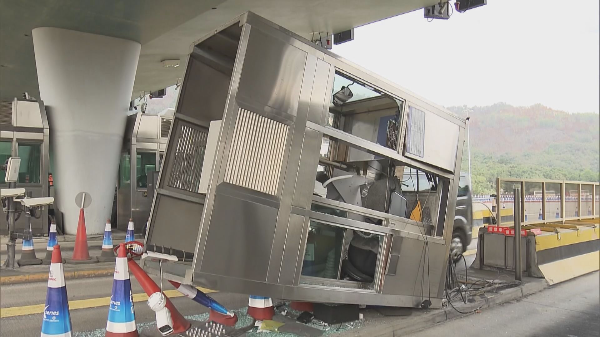 貨車撞大欖隧道收費亭　一女職員被困輕傷