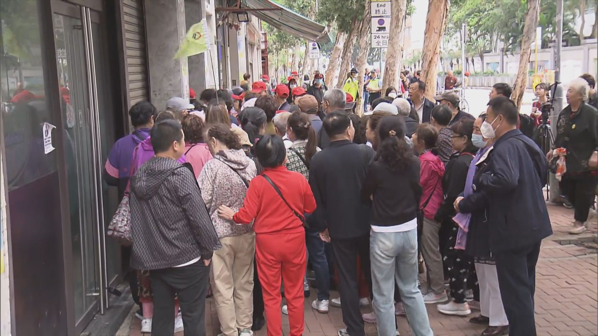 截至晚上9時　各口岸出境人次逾29.6萬　入境則有逾28.1萬