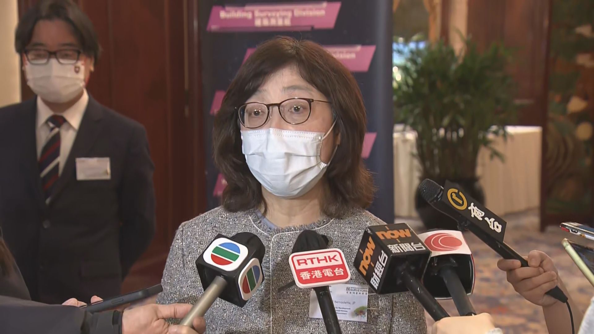 發展局：月底前覆檢所有路邊一萬多棵鳳凰木