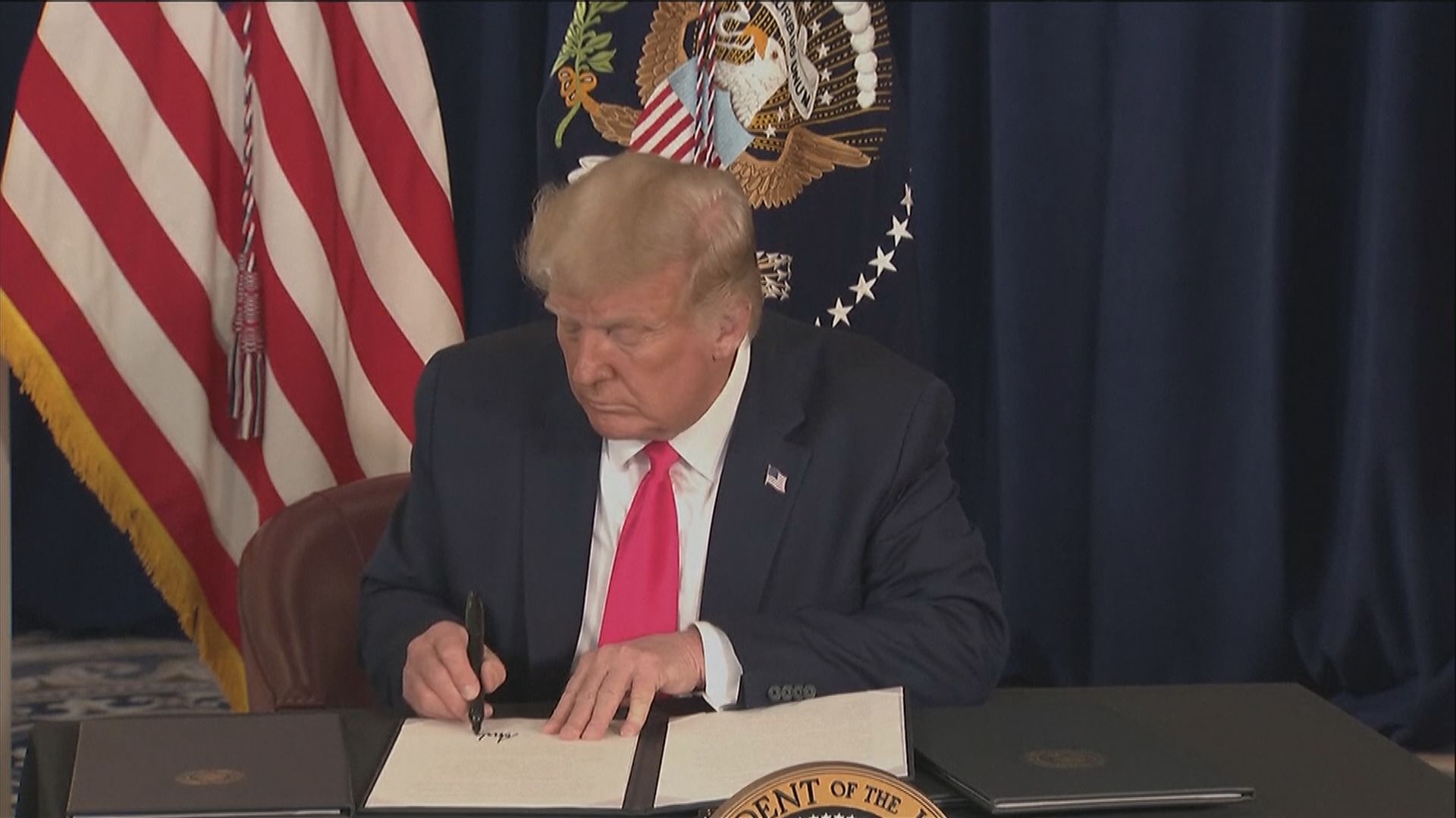 特朗普簽署行政命令延長紓困措施