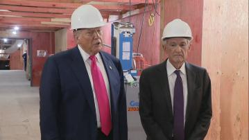 特朗普視察聯儲局總部多次敦促鮑威爾減息　稱沒必要解僱他