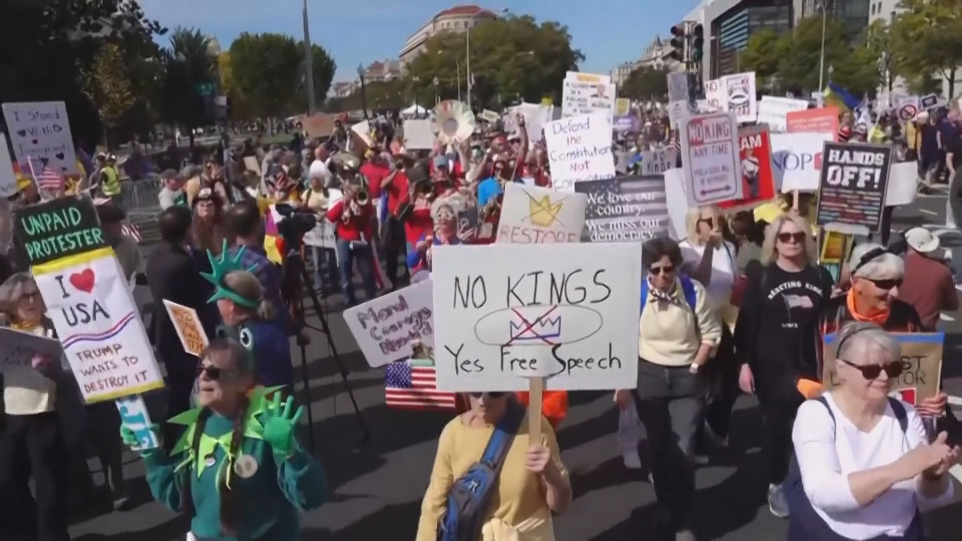 美國多個城市舉行「無王日」示威　主辦單位稱有數百萬人參與