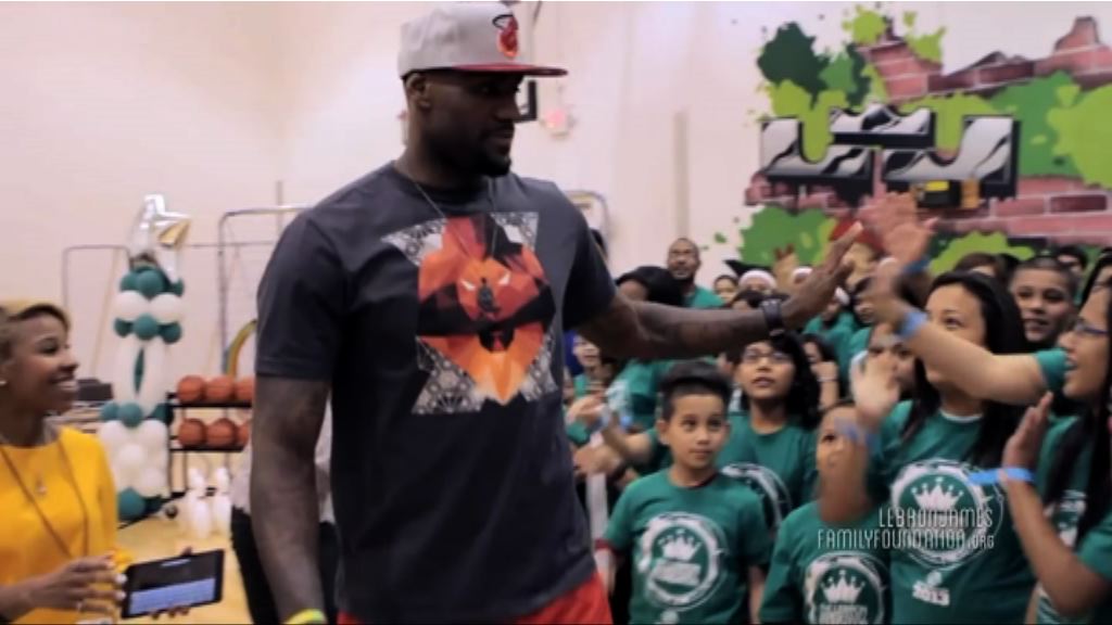 梅拉尼婭讚勒邦占士為下一代做好事