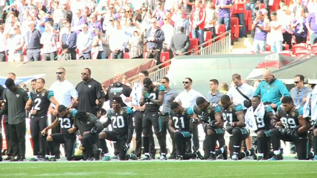 更多美式足球員奏國歌時單膝下跪