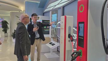 謝展寰到深圳考察電動車充電基礎設施