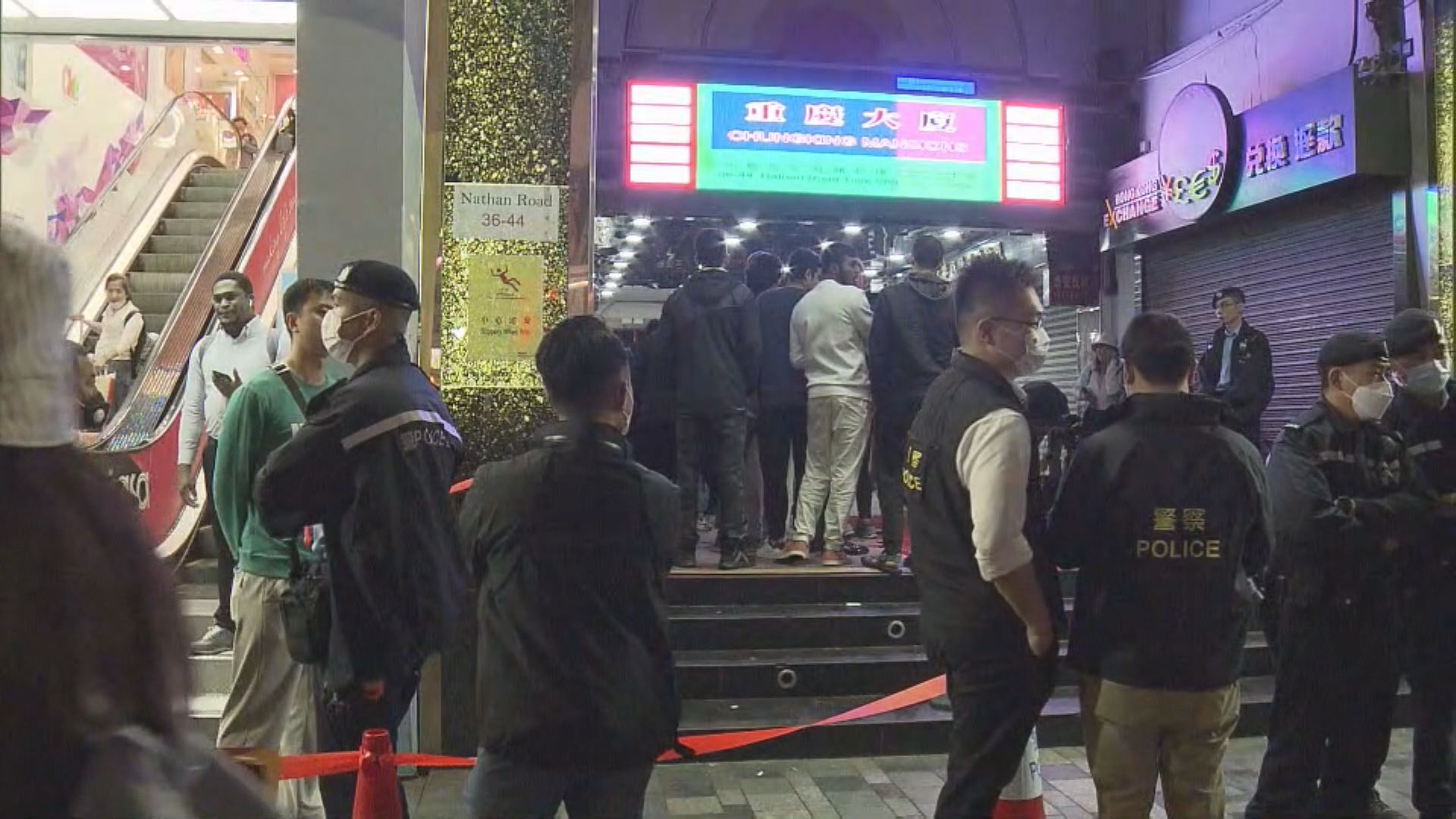 警方入境處尖沙咀聯合行動　帶走多名通緝人士