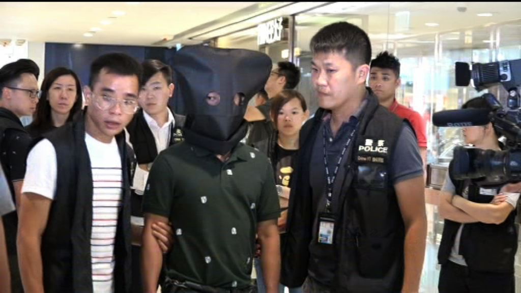 警方押解珠寶劫案疑犯重組案情