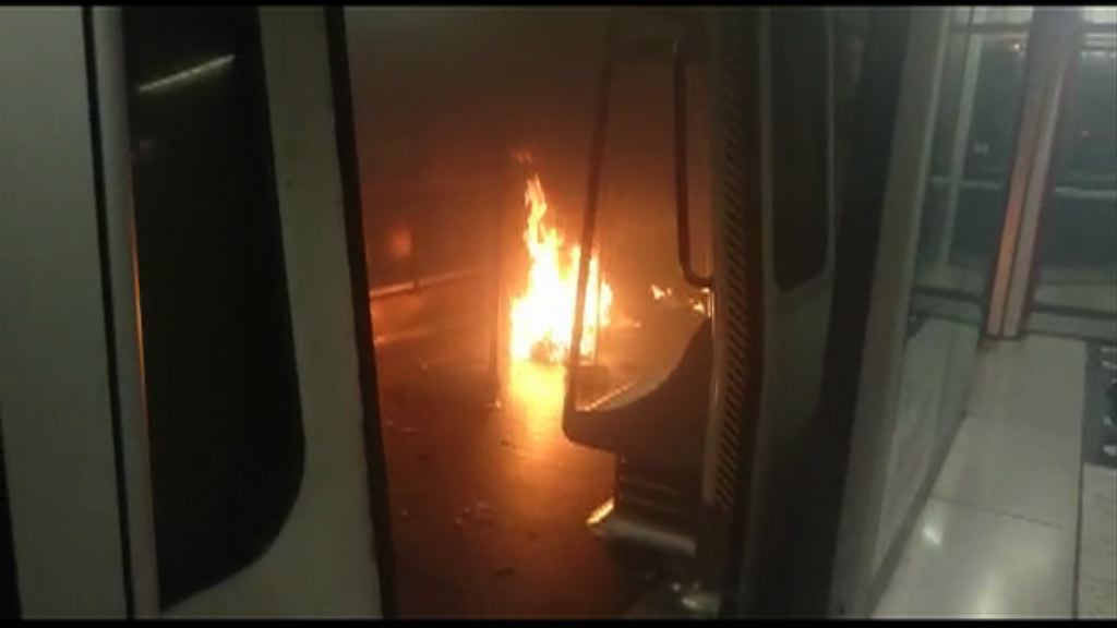 港鐵尖沙咀站車廂起火　警拘一人涉自焚