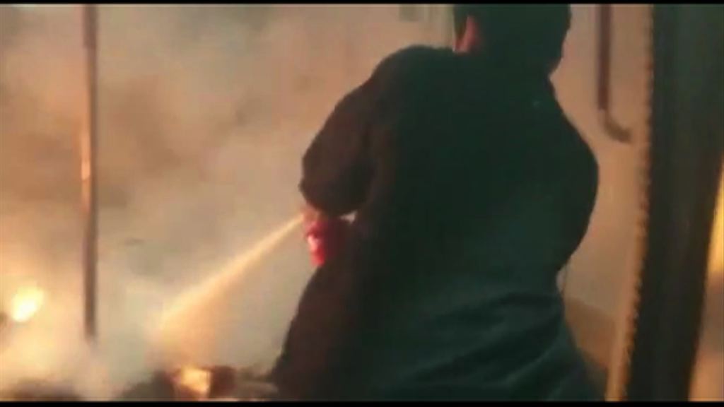 男子涉擲汽油彈自焚導致車廂起火