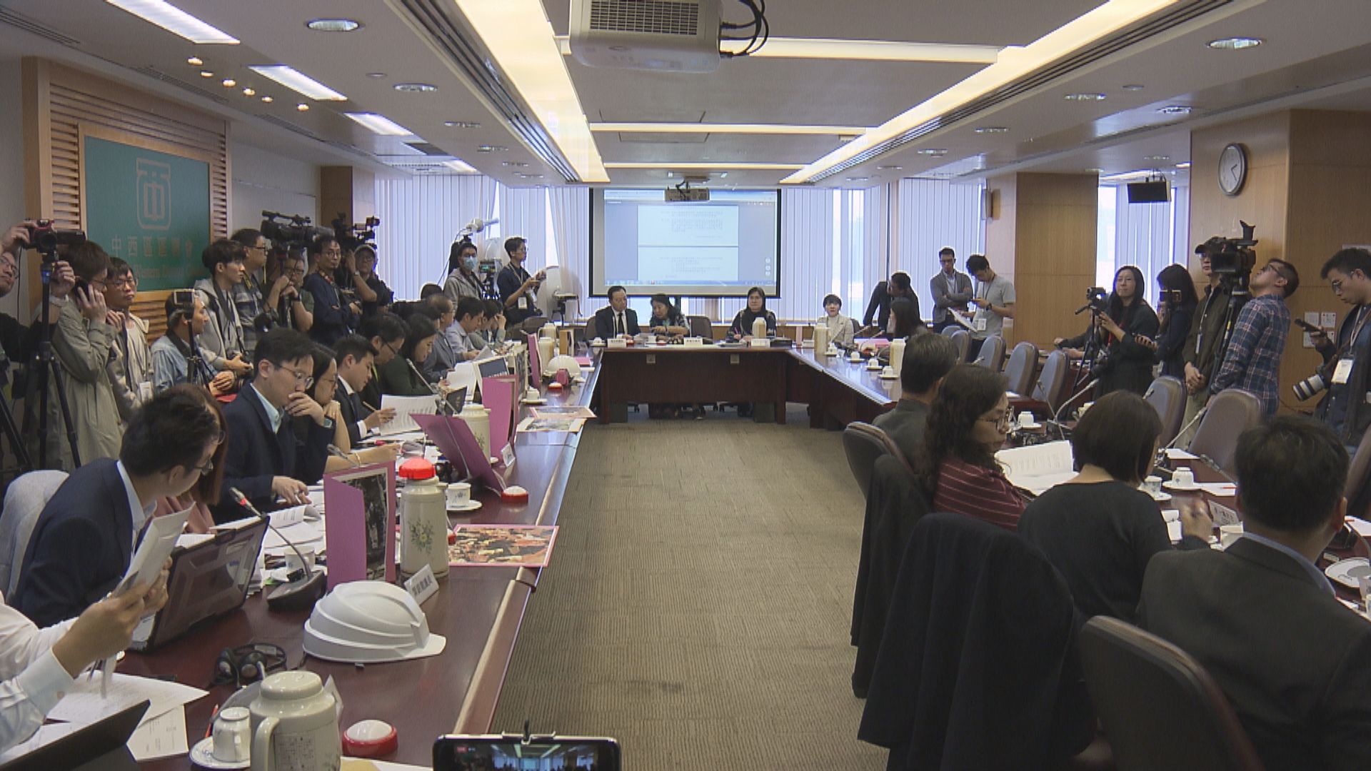 徐英偉：公職人員宣誓應包括區議員