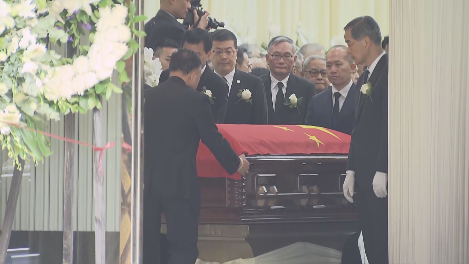 董建華辭靈出殯　靈柩國旗覆蓋送往歌連臣角火葬場