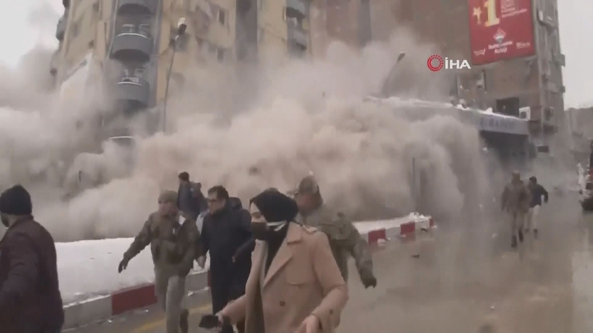 土耳其地震死亡人數增至逾3800人