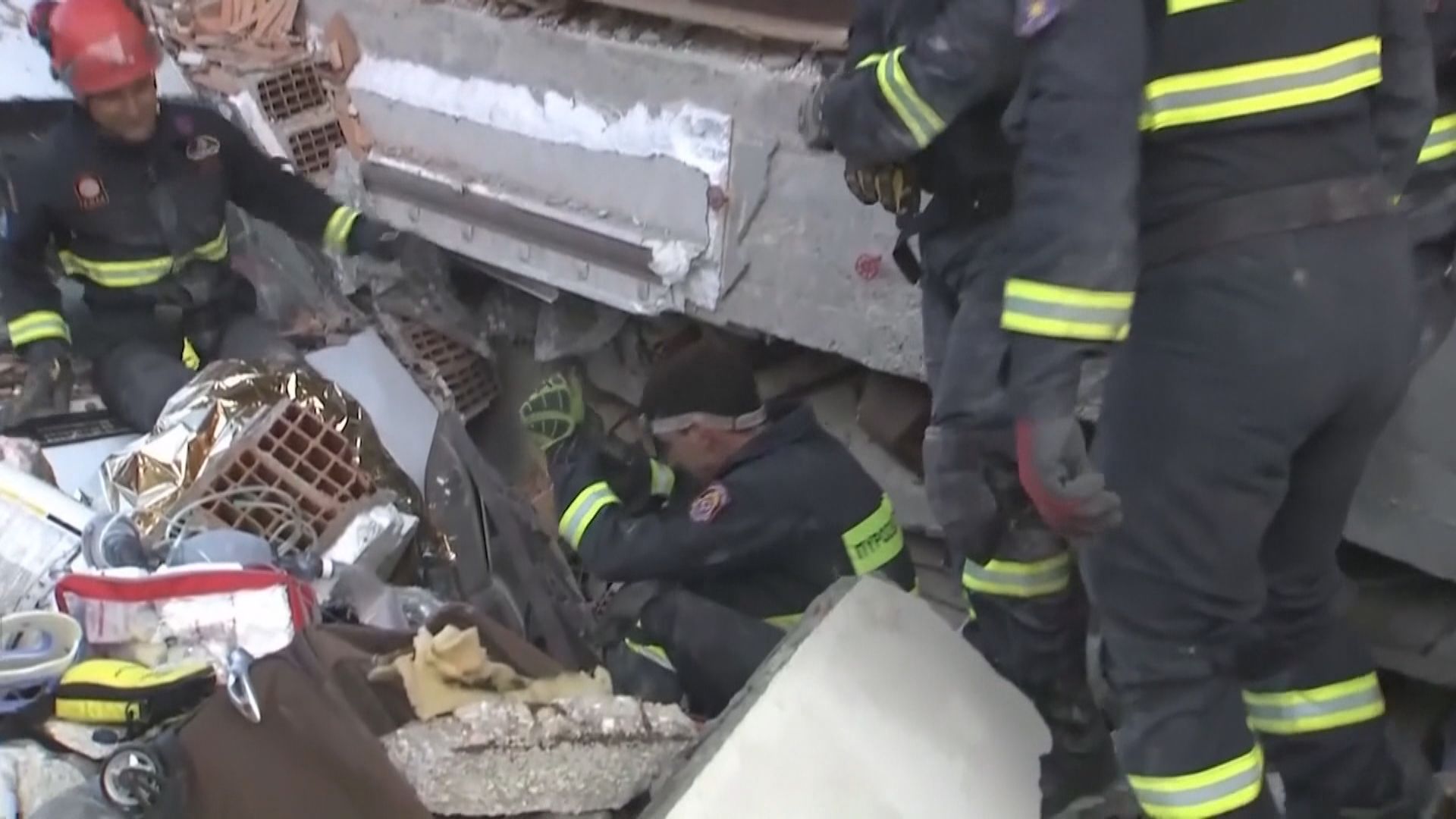 土耳其地震死亡人數已逾7800人　救援人員續尋生還者