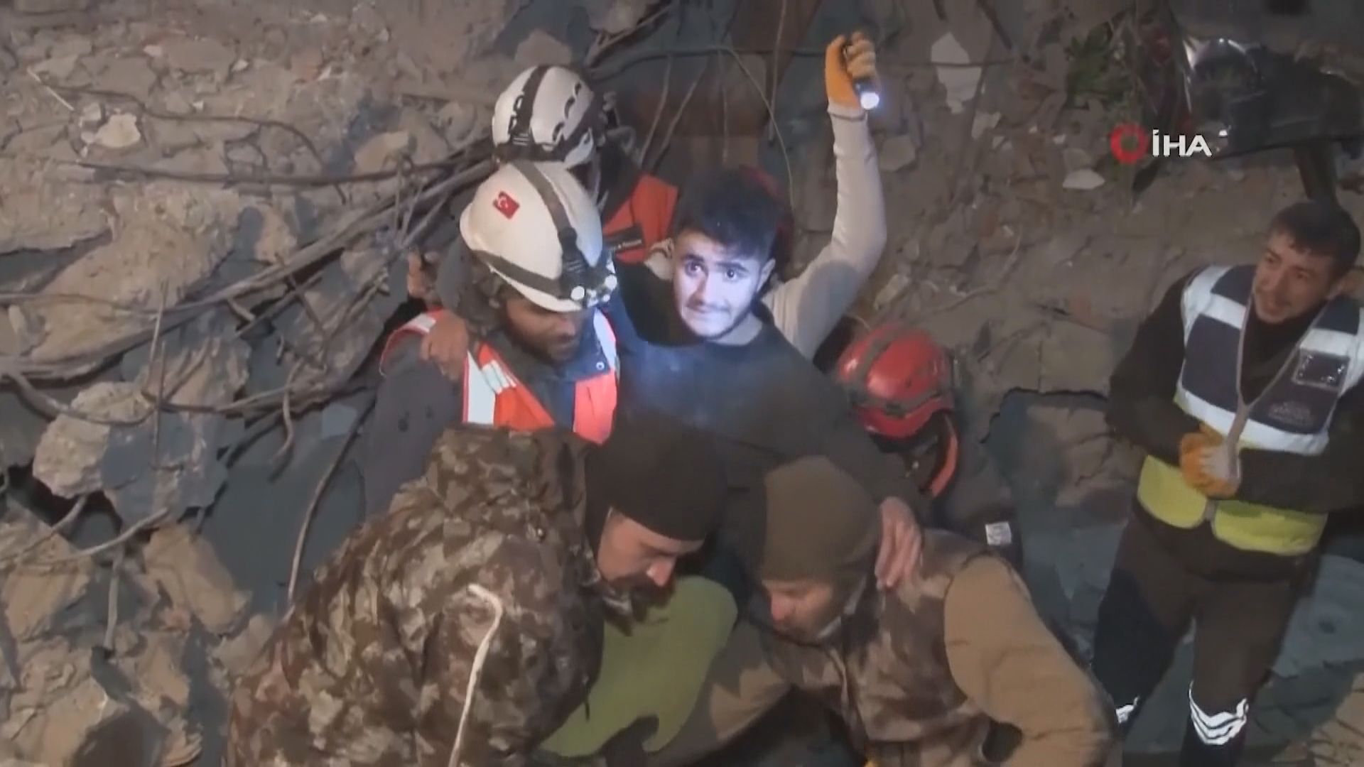 土耳其災區有青年被困逾90小時安全獲救