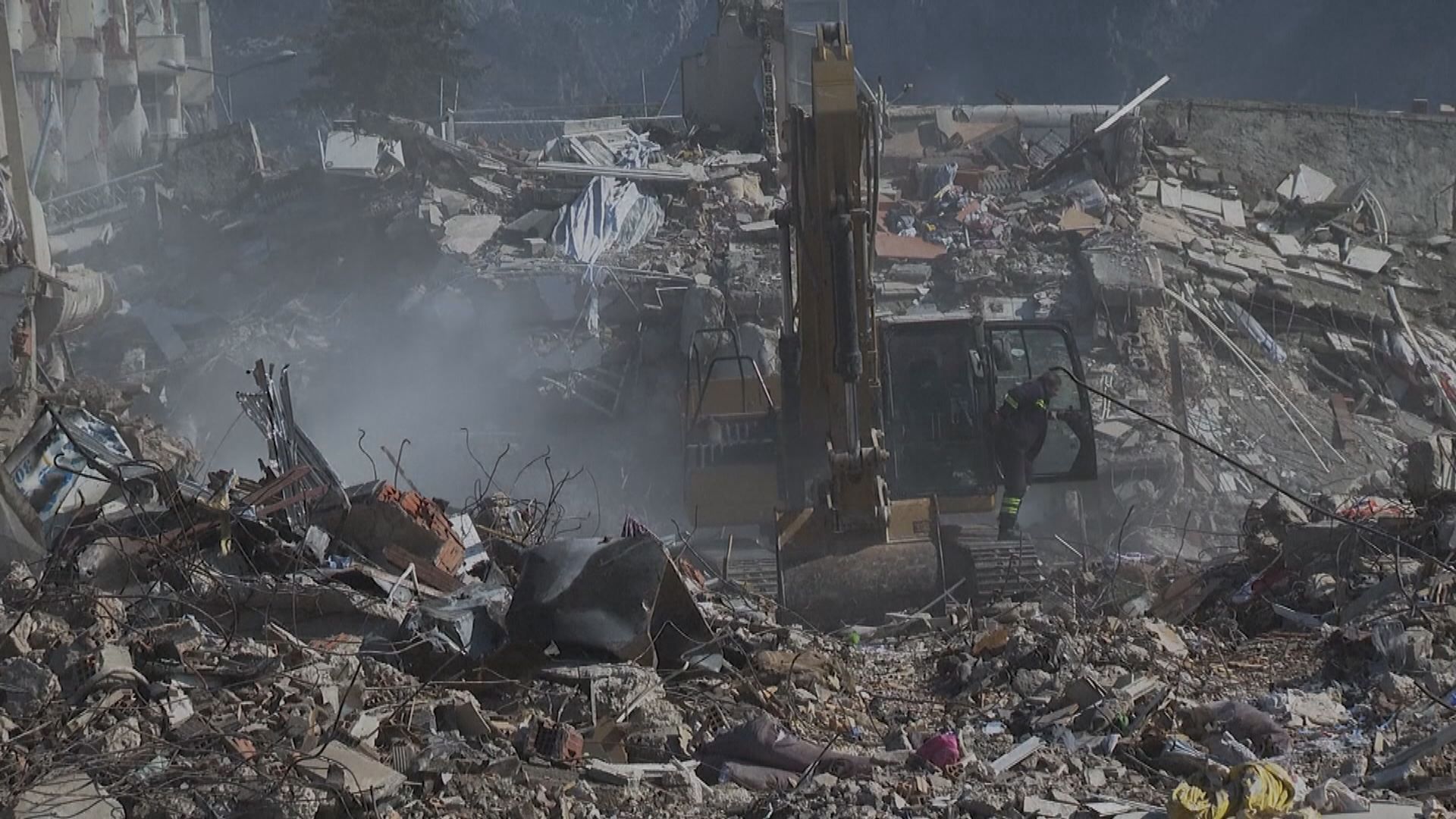 土敘地震死亡人數增至3.4萬人　商家將貨物搬走以防搶劫