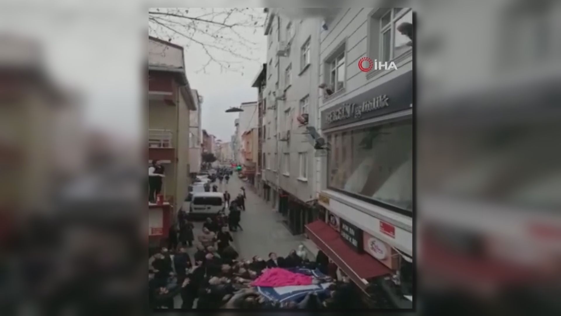 土耳其媽媽兵行險著擲孩子落樓逃離火海