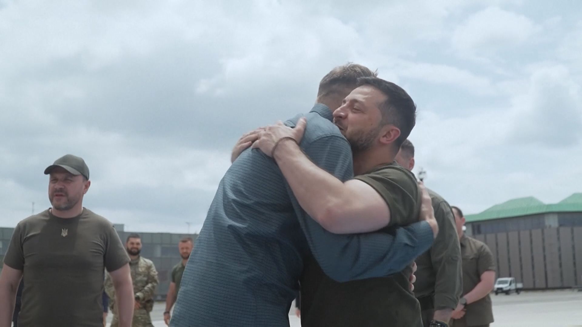 五名被俘亞速鋼鐵廠守軍指揮官獲釋 隨澤連斯基離開土耳其