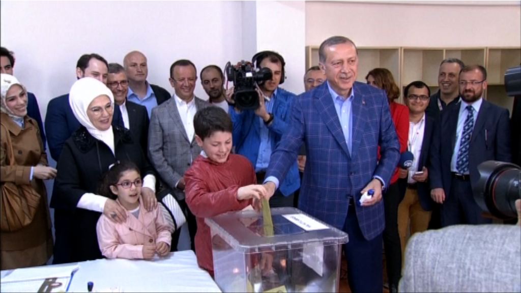 埃爾多安抵票站　就修憲公投投票