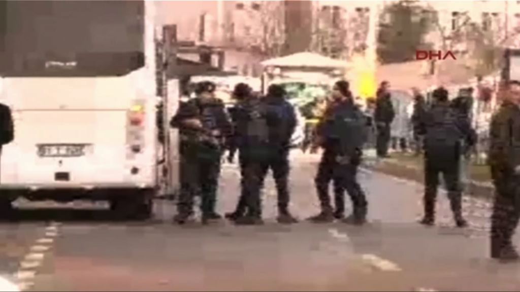 土耳其東南部警局外爆發槍戰