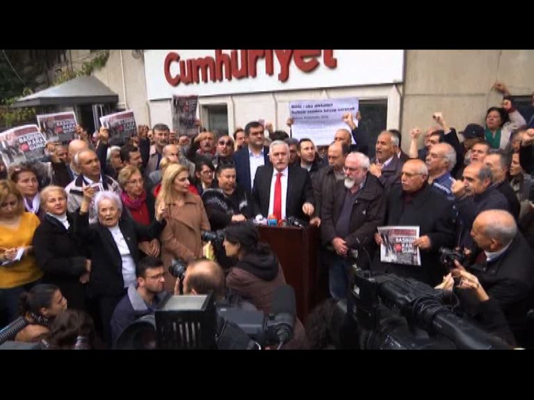 土耳其民眾示威抗議政府拘兩記者