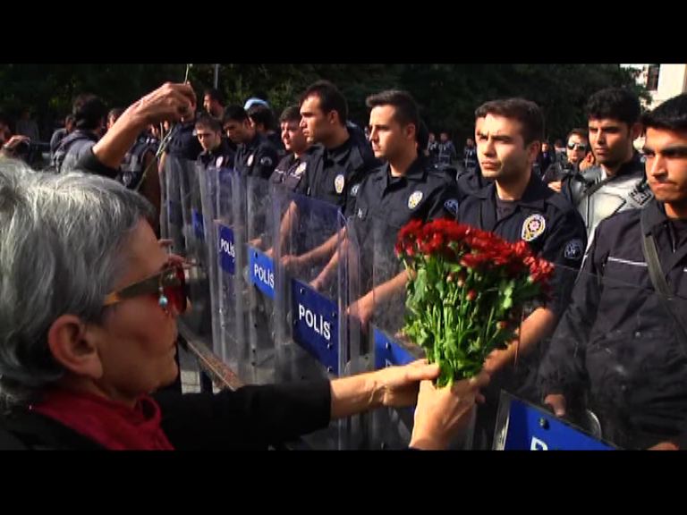 安卡拉民眾悼念遭警員阻撓雙方爭執