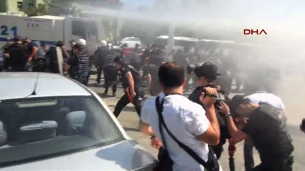 土耳其罷免28位市長觸發示威