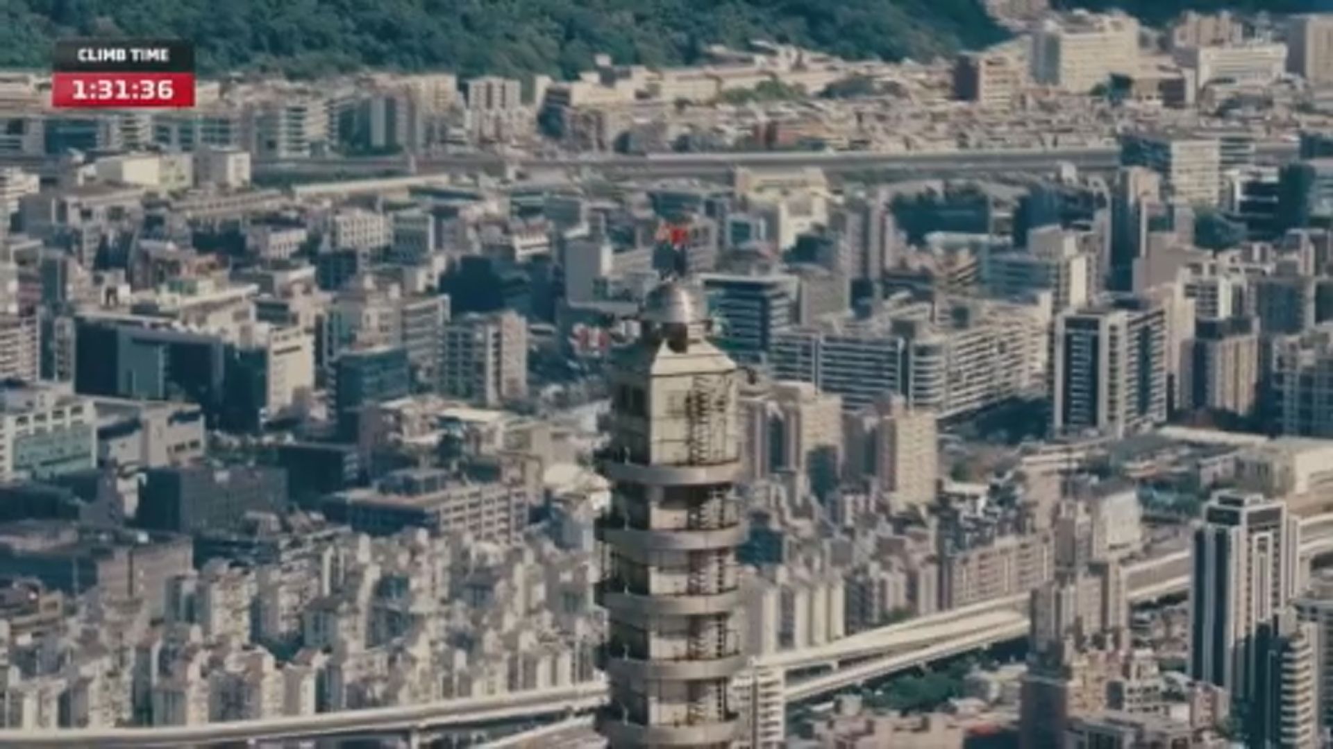 突破極限｜美國攀岩好手霍諾德徒手攀爬台北101大樓　約1小時31分登頂