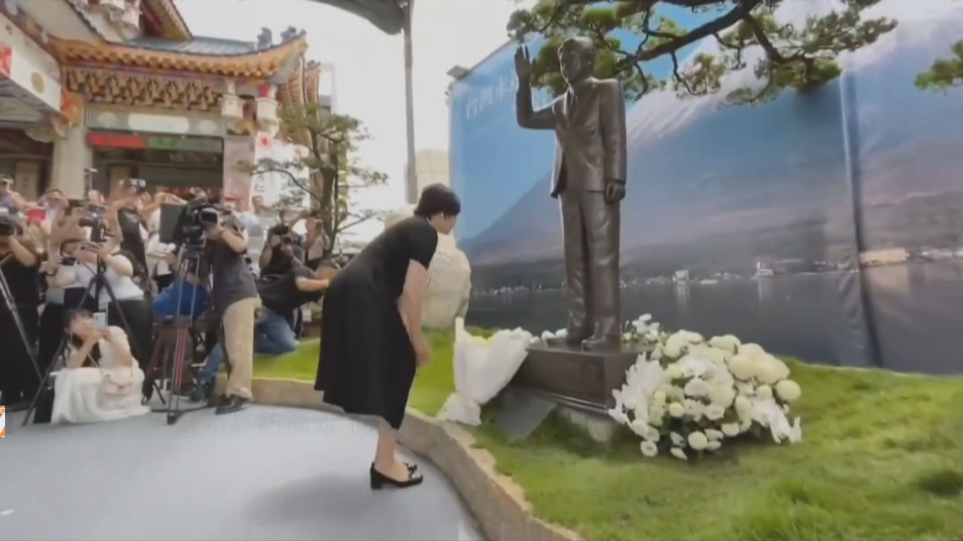 安倍昭惠訪高雄 向安倍晉三銅像獻花落淚