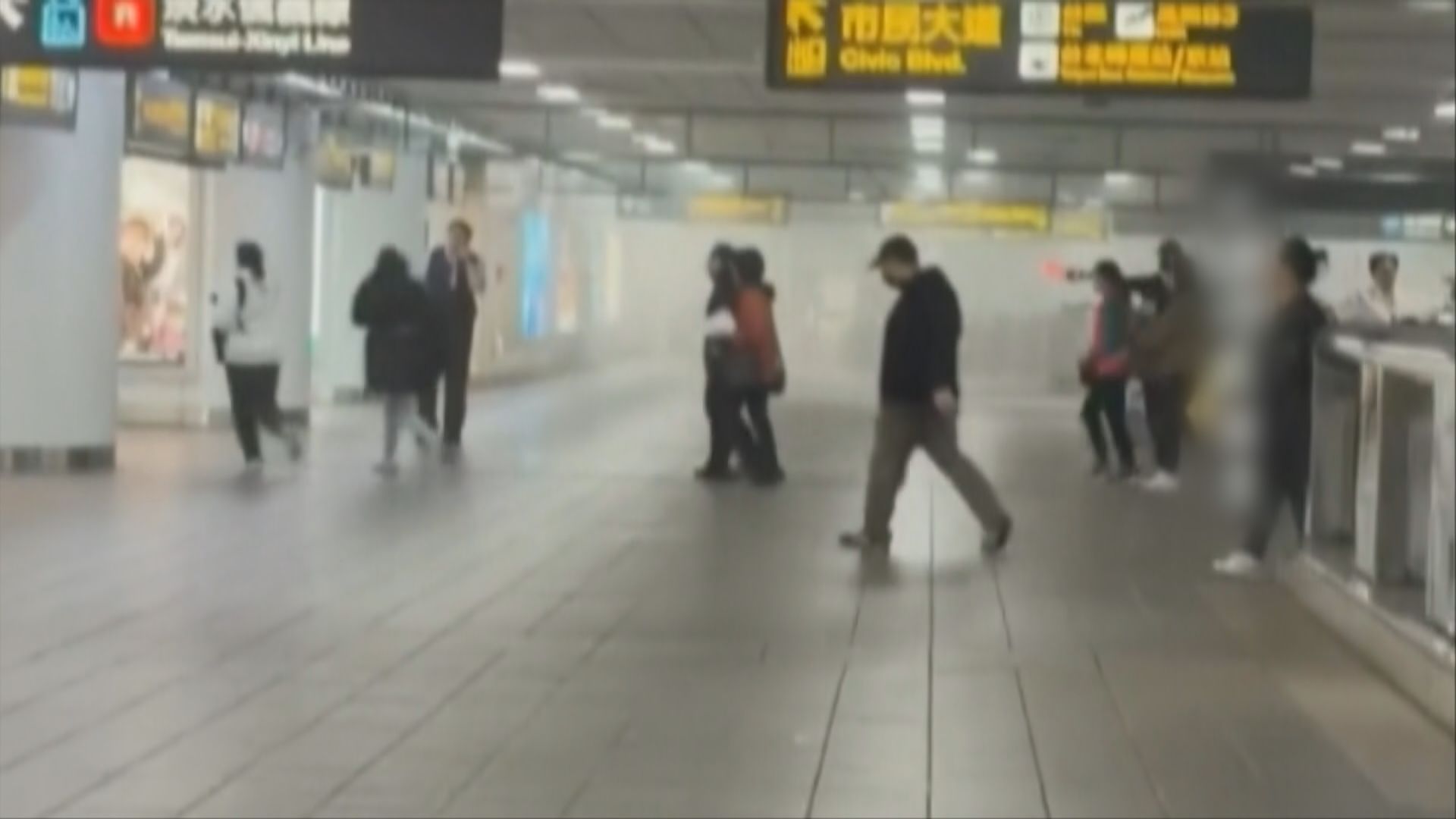 台北隨機傷人案｜疑犯捷運站內投擲煙霧彈　再闖百貨公司傷人後墮樓