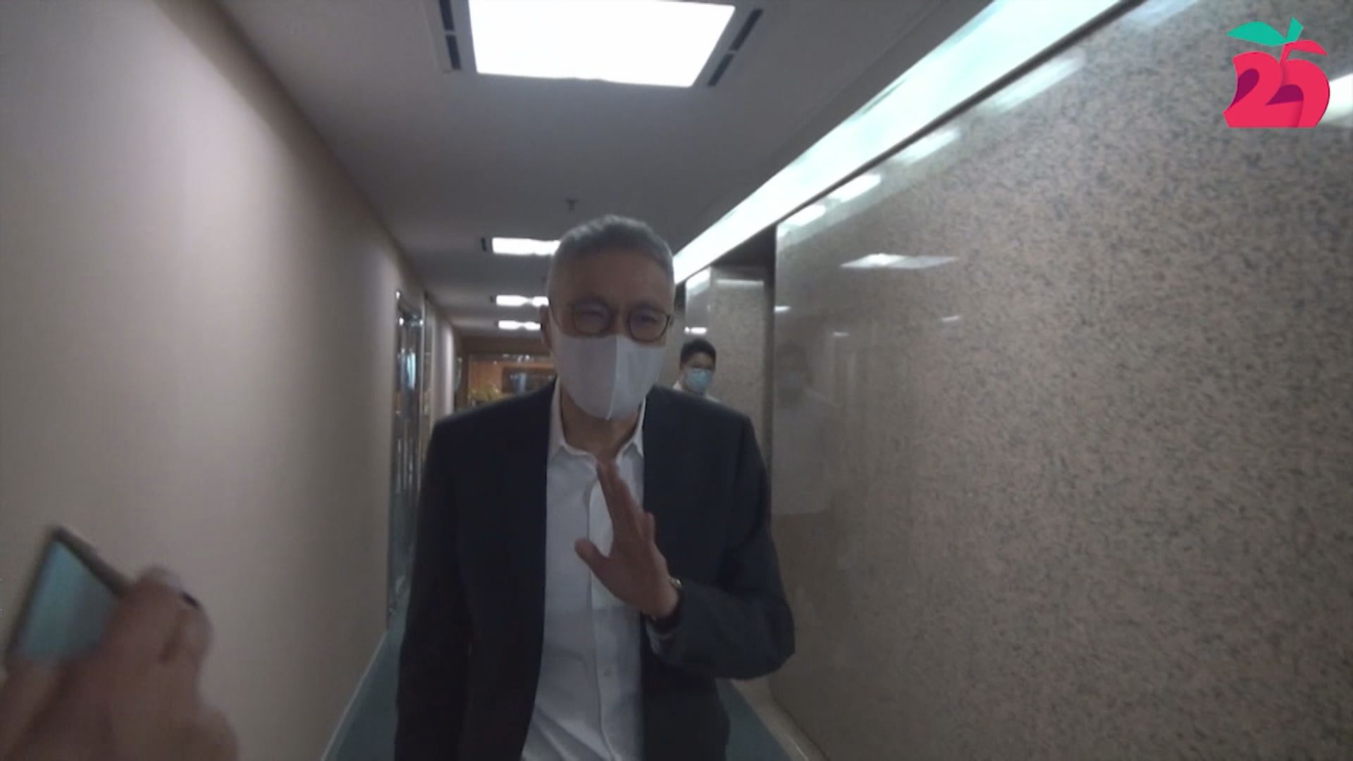 管浩鳴手持陳同佳入台申請書到台北經濟文化辦事處