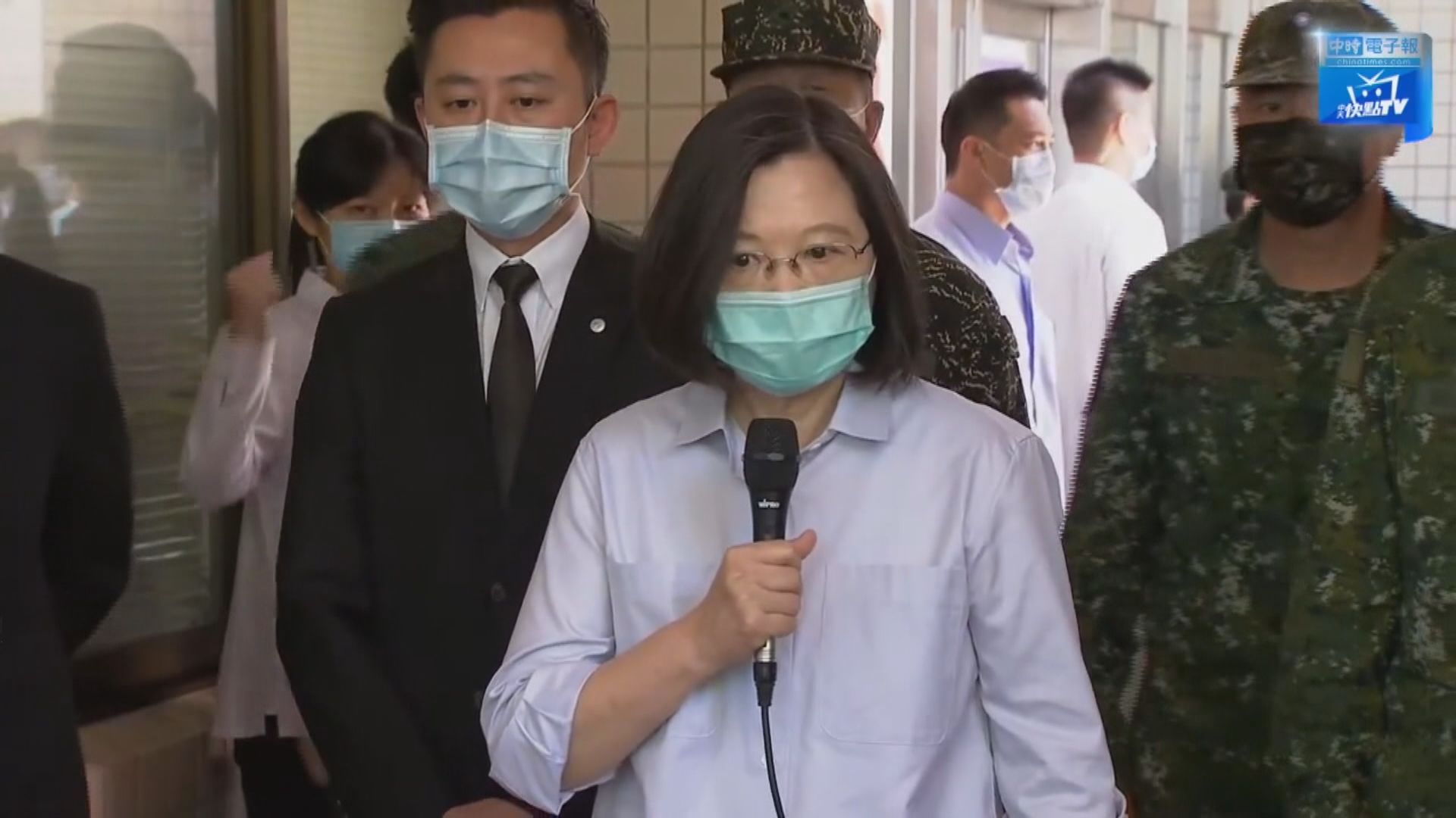 蔡英文讚揚兩名墜機殉職的官兵是英雄