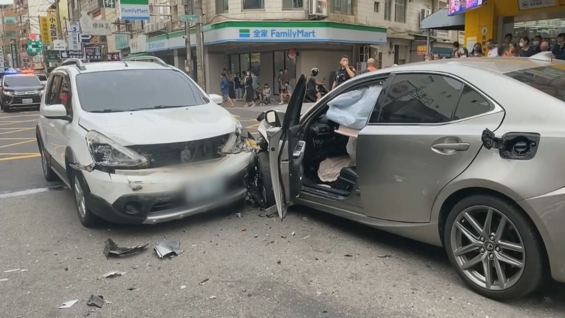 私家車疑逆線超車波及多車 11人受傷