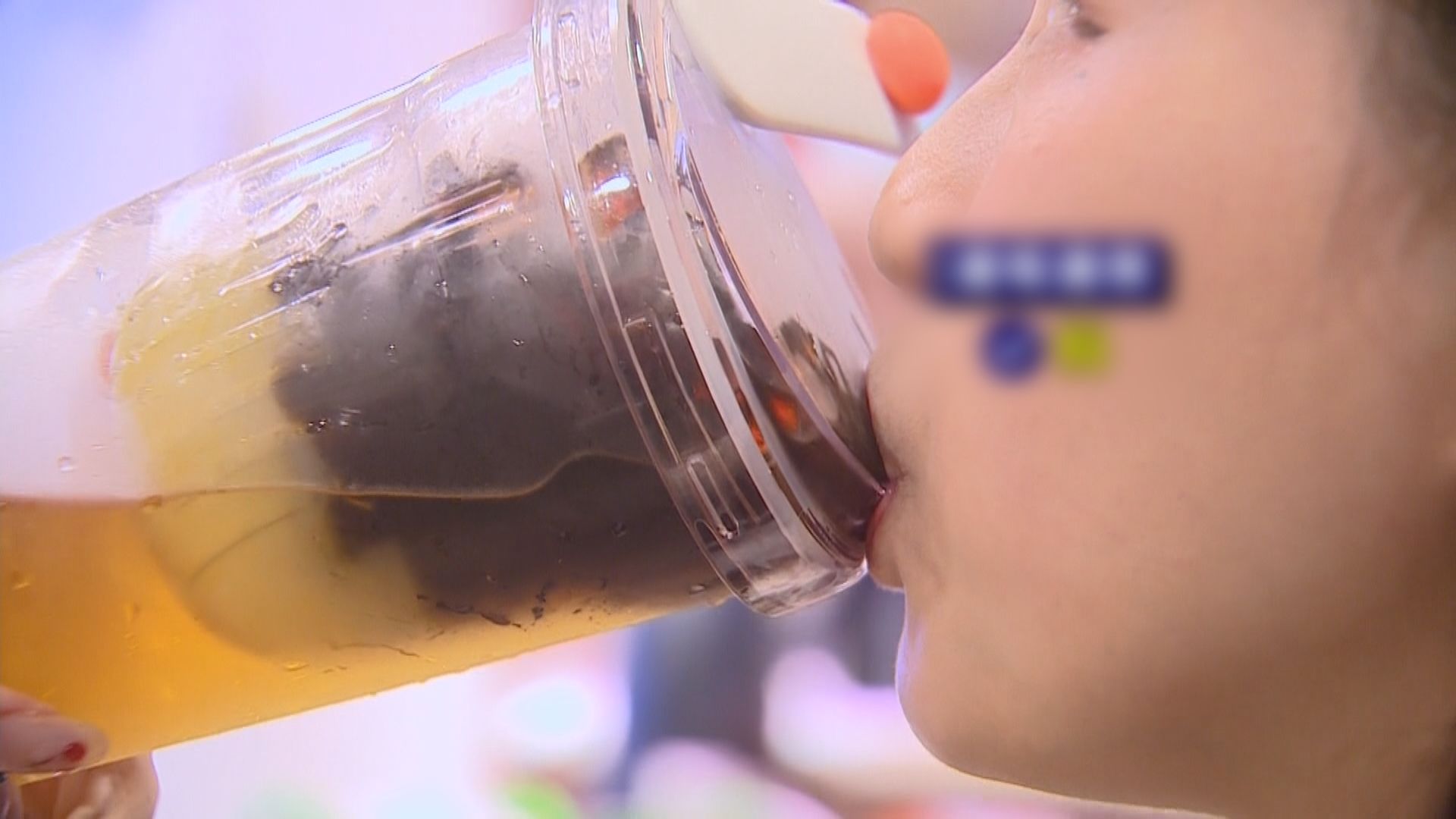 台灣記者實測免吸管環保杯吃不到珍珠　被轟是交「智商稅」(林中義報道)