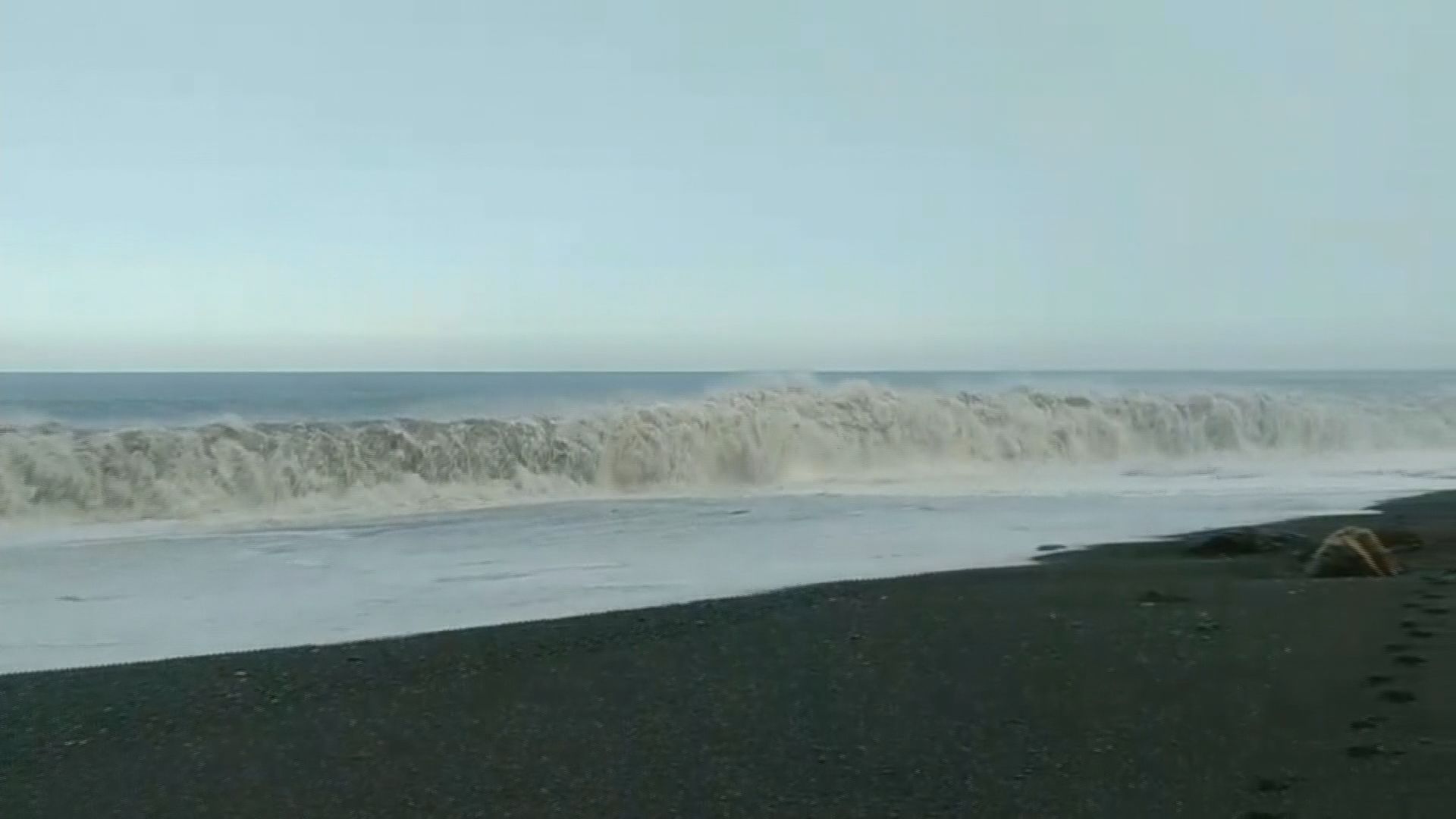 台灣宜蘭接連有民眾遭大浪捲走