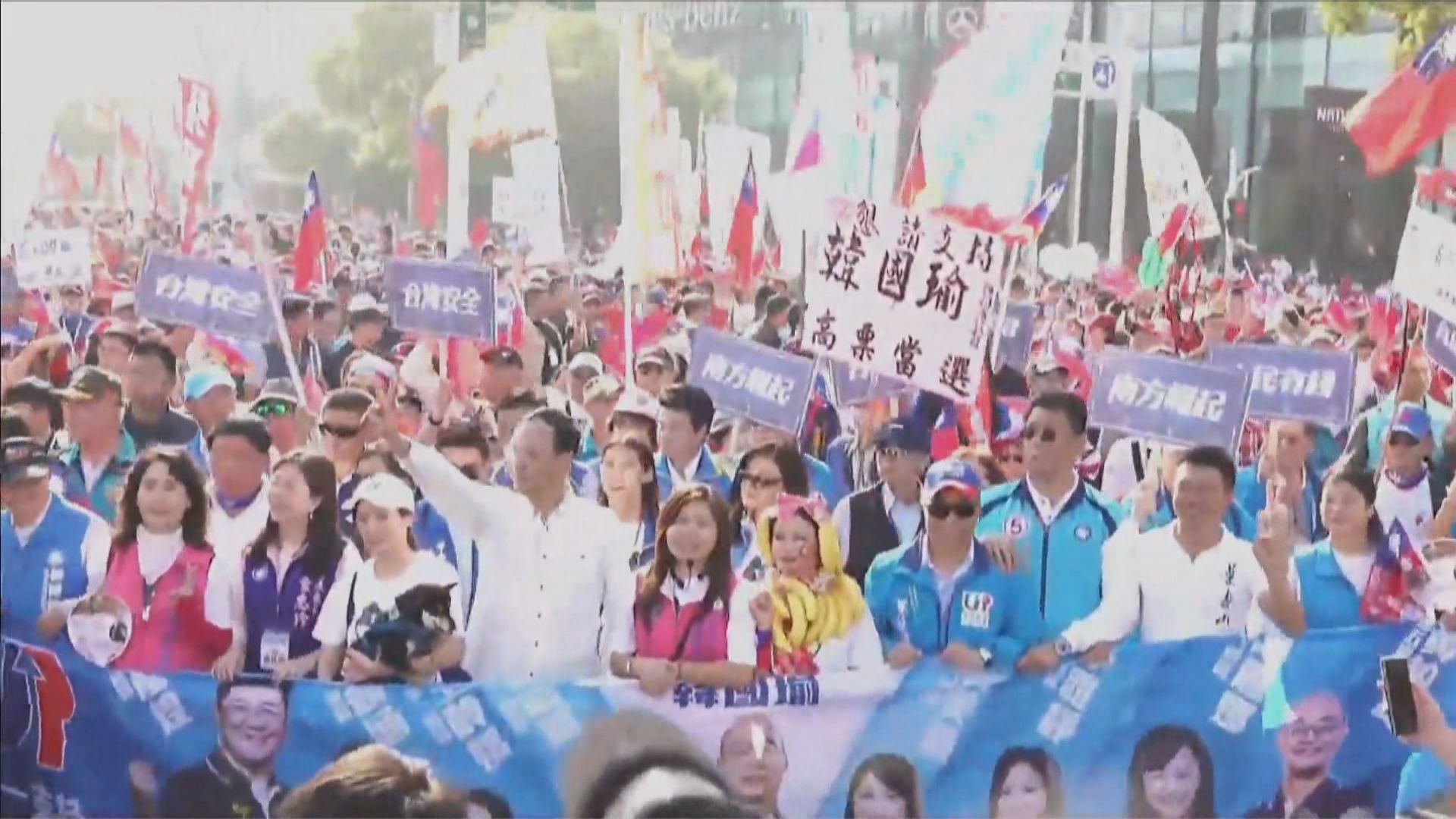 台灣高雄分別有支持及要求罷免市長韓國瑜遊行