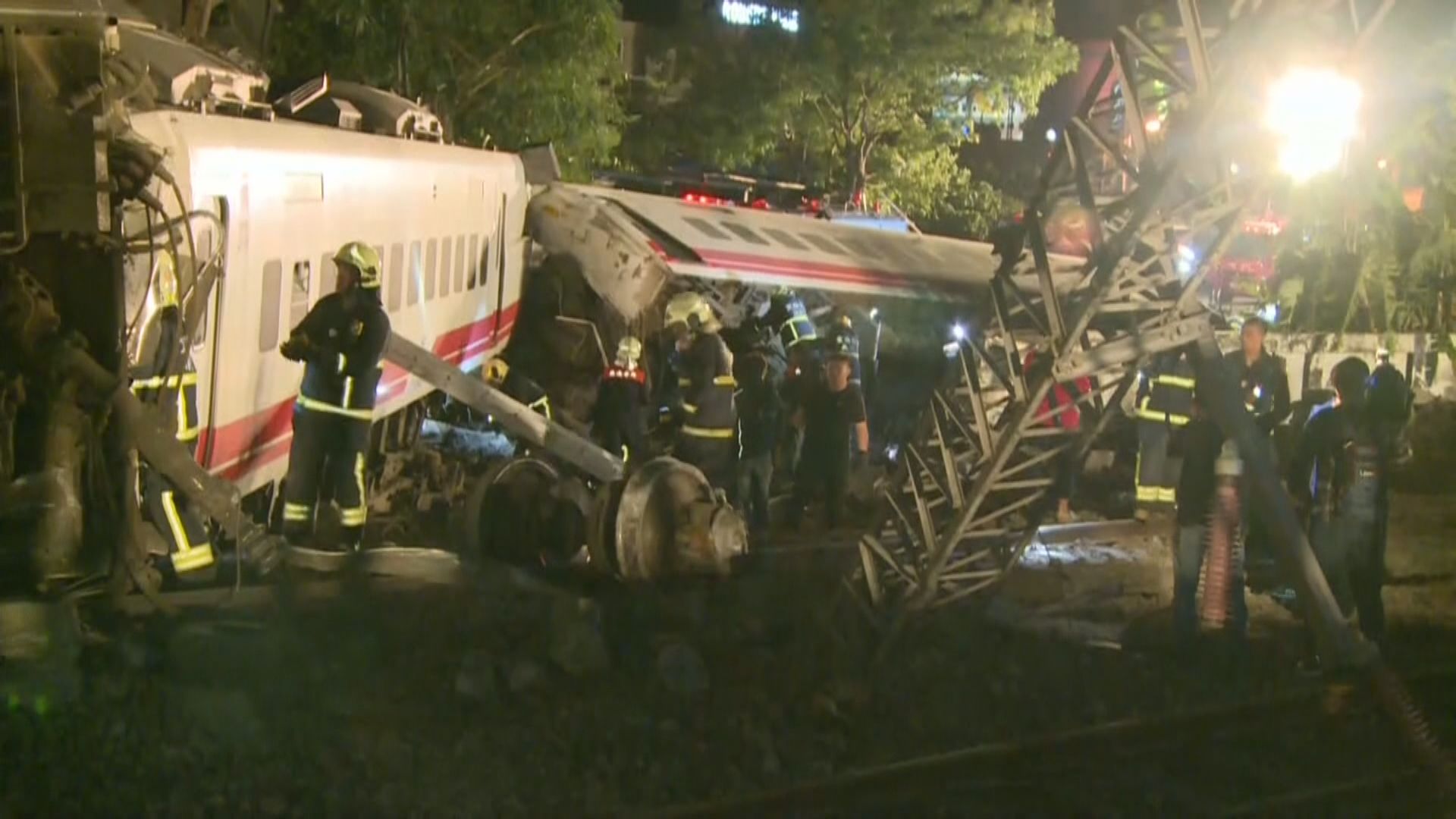 台灣列車出軌翻側有乘客死傷