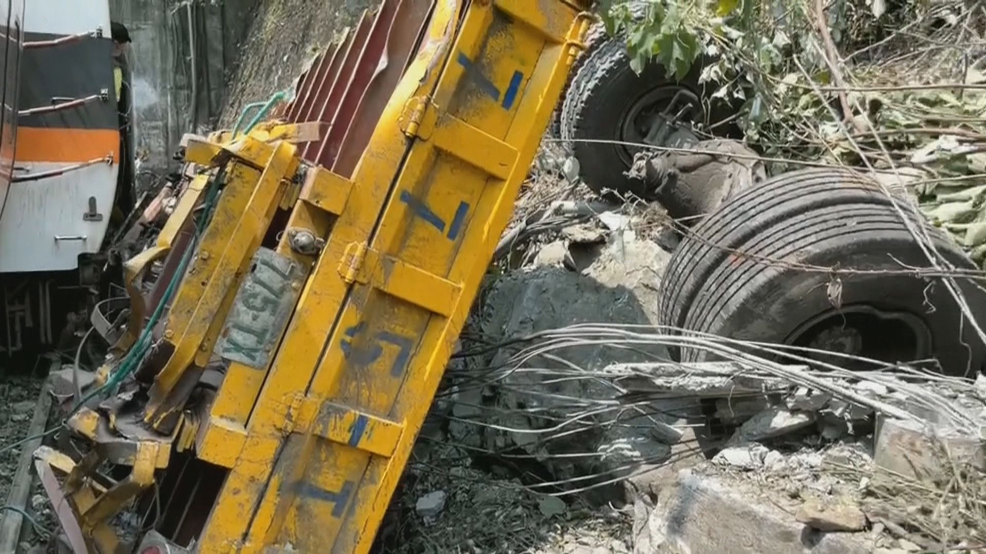 台鐵列車花蓮隧道出軌　疑因工程車斜坡滑落撞向列車