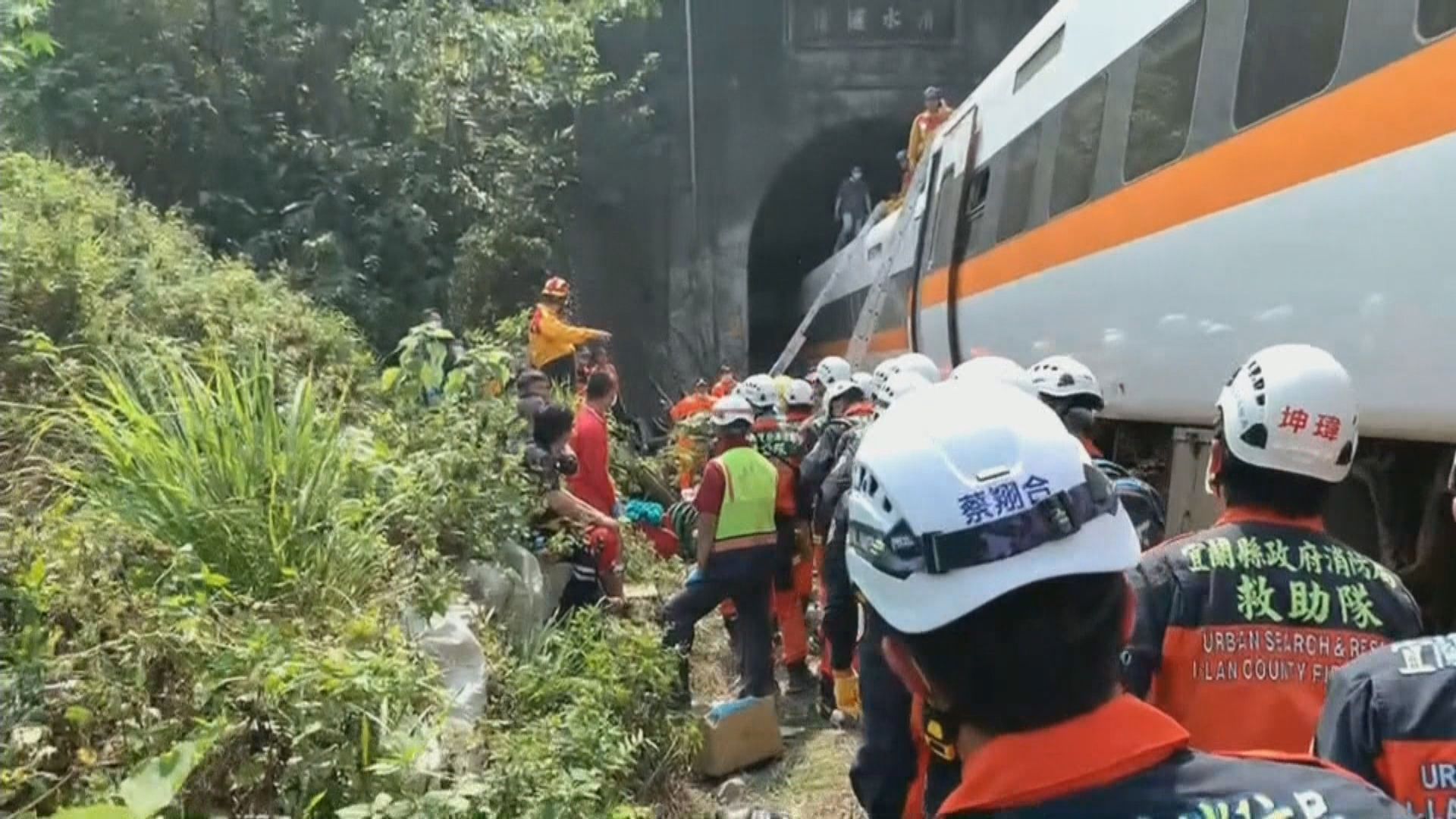 台鐵列車疑受撞出軌致50人死亡　死者年紀最小六歲